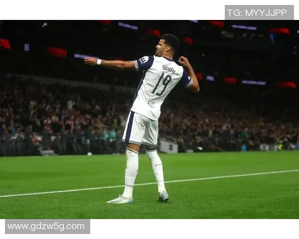 英超激战：里昂小胜马竞红牌争议引发全场热议与战术分析