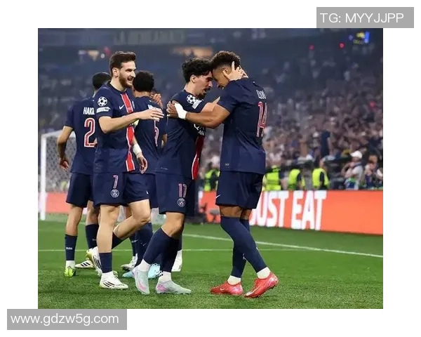 足总杯激战：巴黎圣日耳曼与波尔图平局红牌事件引发全场热议