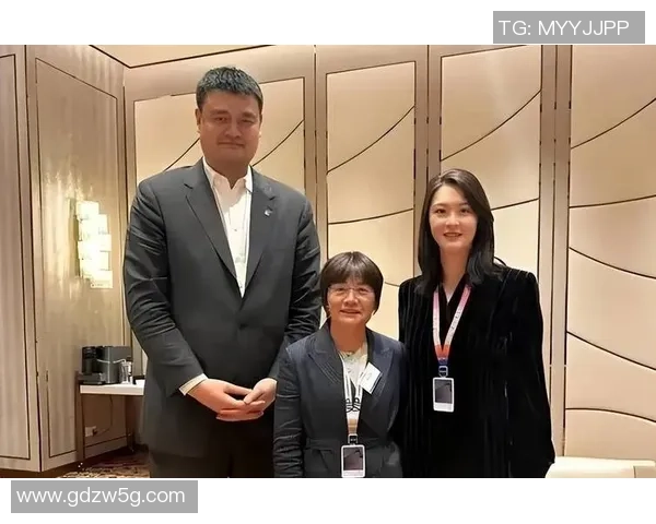 姚明重聚视频引发球迷热议昔日辉煌回忆与新生代球员互动精彩瞬间