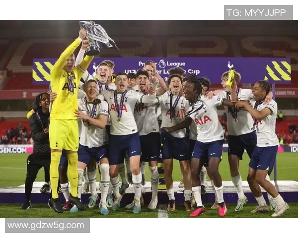 西甲精彩对决里昂与热刺战成平局神扑瞬间引发全场热烈反响