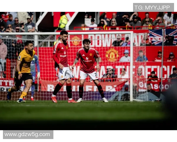 曼联在世界杯中以5-1战胜热刺补时进球引发争议判罚全场沸腾